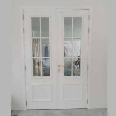 Mẫu Cửa Gỗ Màu Trắng Đắp Phào Chỉ