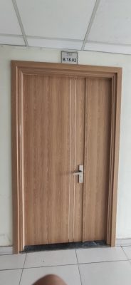 Mẫu cửa nhựa mẹ bồng con