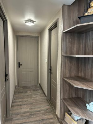 Giá cửa nhựa composite lắp đặt